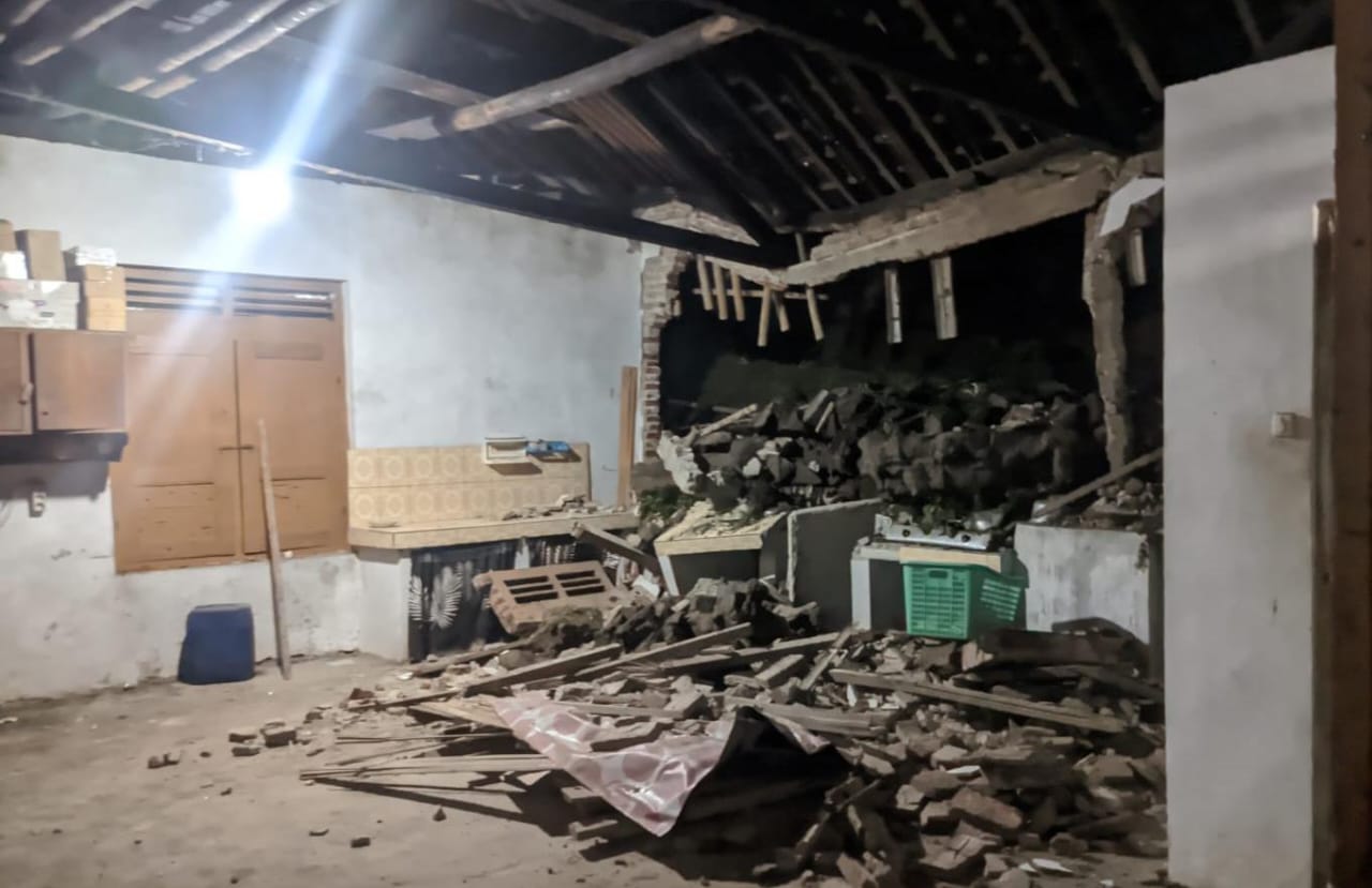 Hujan Deras Picu Longsor di Karangpandan dan Ngargoyoso hingga Buat Talud Ambruk Timpa Rumah Warga.