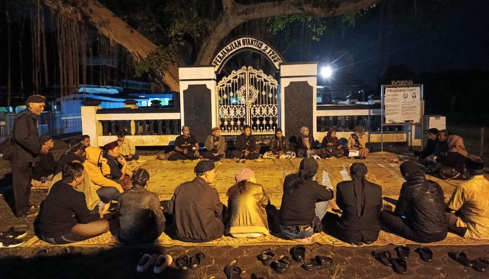 Sarasehan budaya bertajuk &ldquo;Ada Apa Dengan Giyanti?&rdquo; digelar oleh Yayasan Suket Lawu Mawiji di Situs Perjanjian Giyanti, Karanganyar, Senin (12/1) malam.