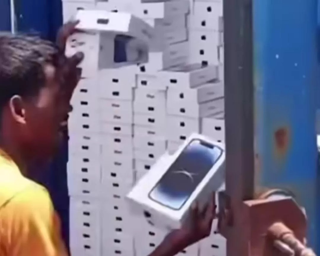 Jagat maya sedang dihebohkan dengan video sebuah kontainer berisi kotak iPhone yang diklaim ditemukan di Pesisir Perairan Utara Jawa.