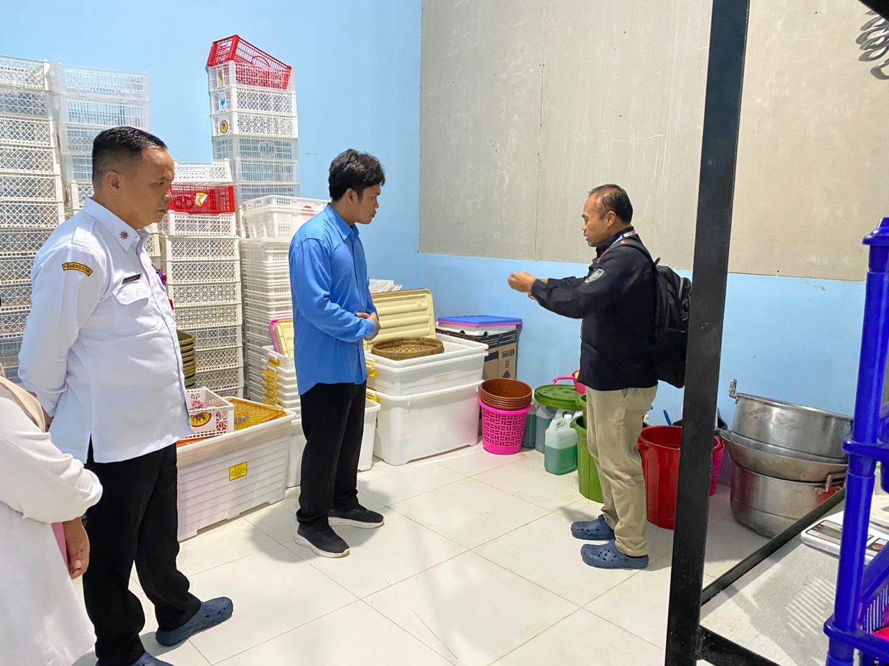 Foto: Pengecekan yang dilakukan Dinkes ke dapur SPPG Jatisari Kecamatan Jatisrono Rabu (14/1/2026). (Dok. Mitra SPPG Jatisari Kecamatan Jatisrono)