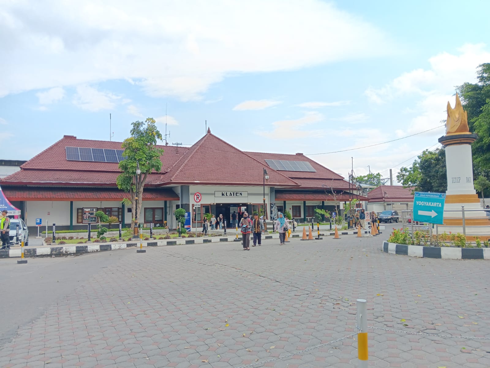 Stasiun Klaten masih menjadi titik pengharapan bagi para pengemudi ojek pangkalan (opang) untuk mencari rezeki.