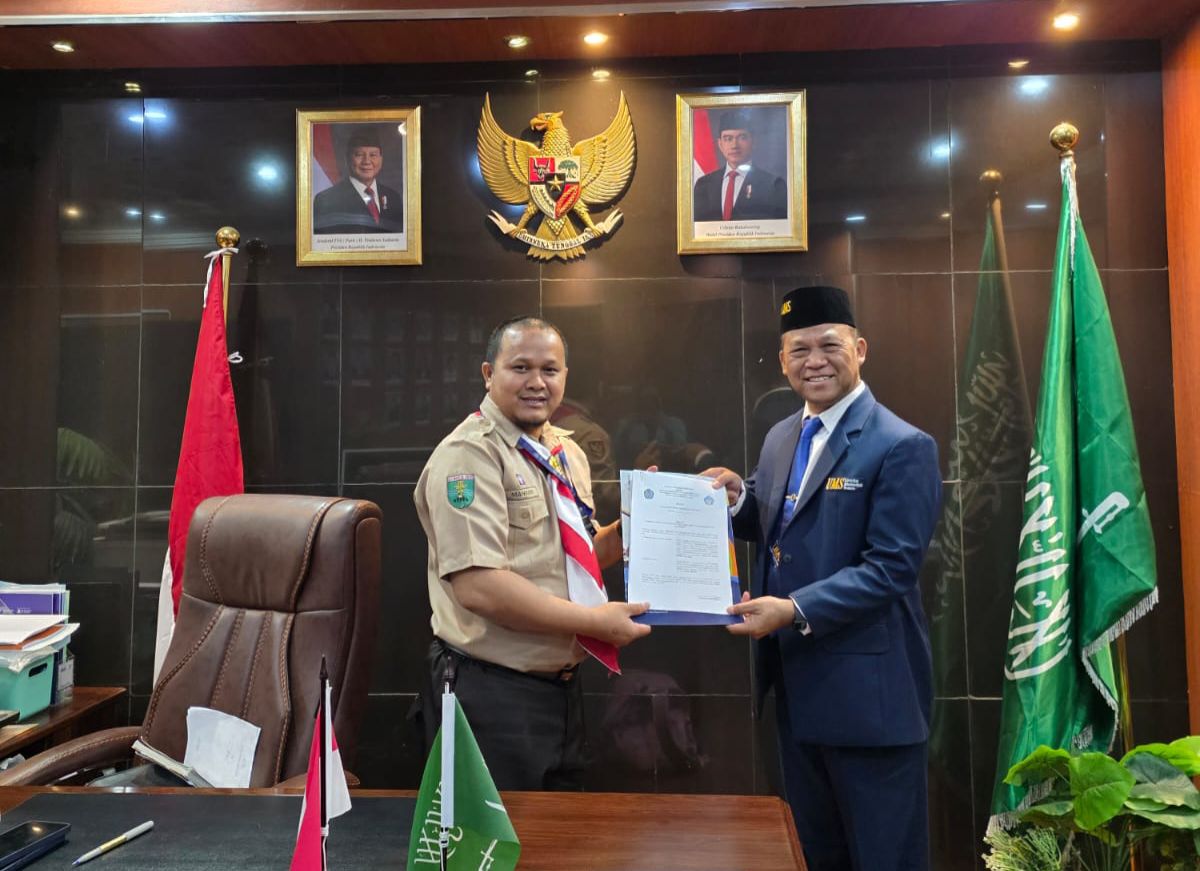 Penyerahan Mahasiswa KKN Dik Luar Negeri UMS di sekolah Indonesia Jeddah, Arab Saudi.