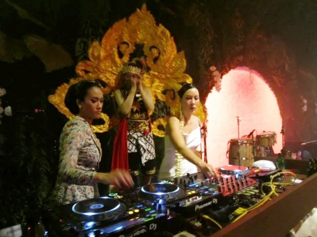 Mengenakan baju pengantin, DJ Patricia Schuldtz (kanan) menunjukkan kemampuannya nge-DJ di Resepsi Pernikahannya dengan Darma Mangkuluhur.
