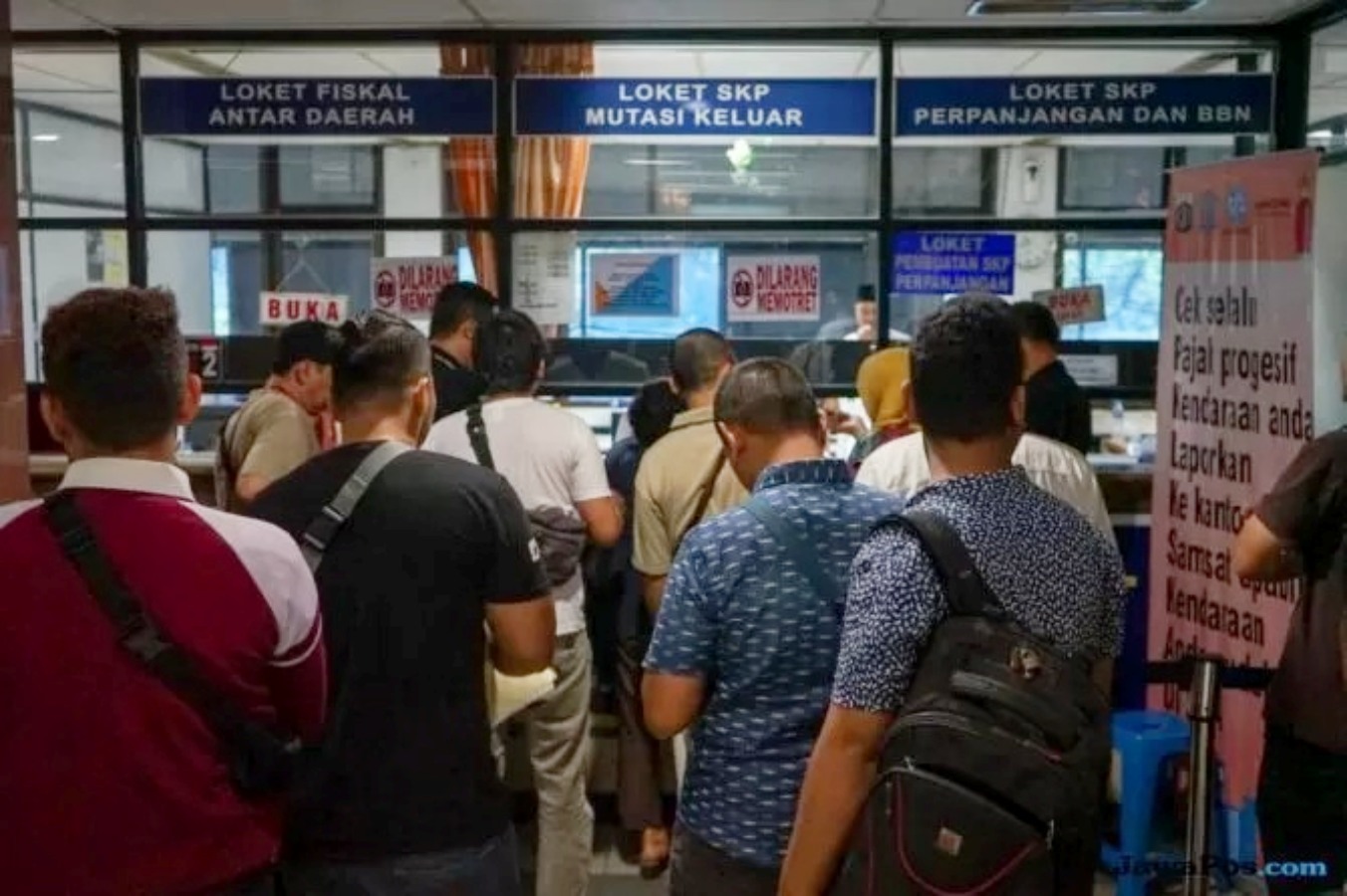 Ilustrasi Loket pembayaran Pajak Kendaraan Bermotor di Samsat.