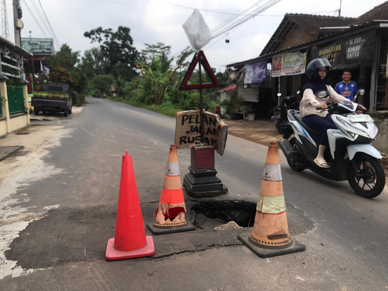 Lubang besar di jalan Metuk&ndash;Mudal Boyolali sudah ada sejak Desember 2025 dan memakan korban, warga menyindir lambannya perbaikan.