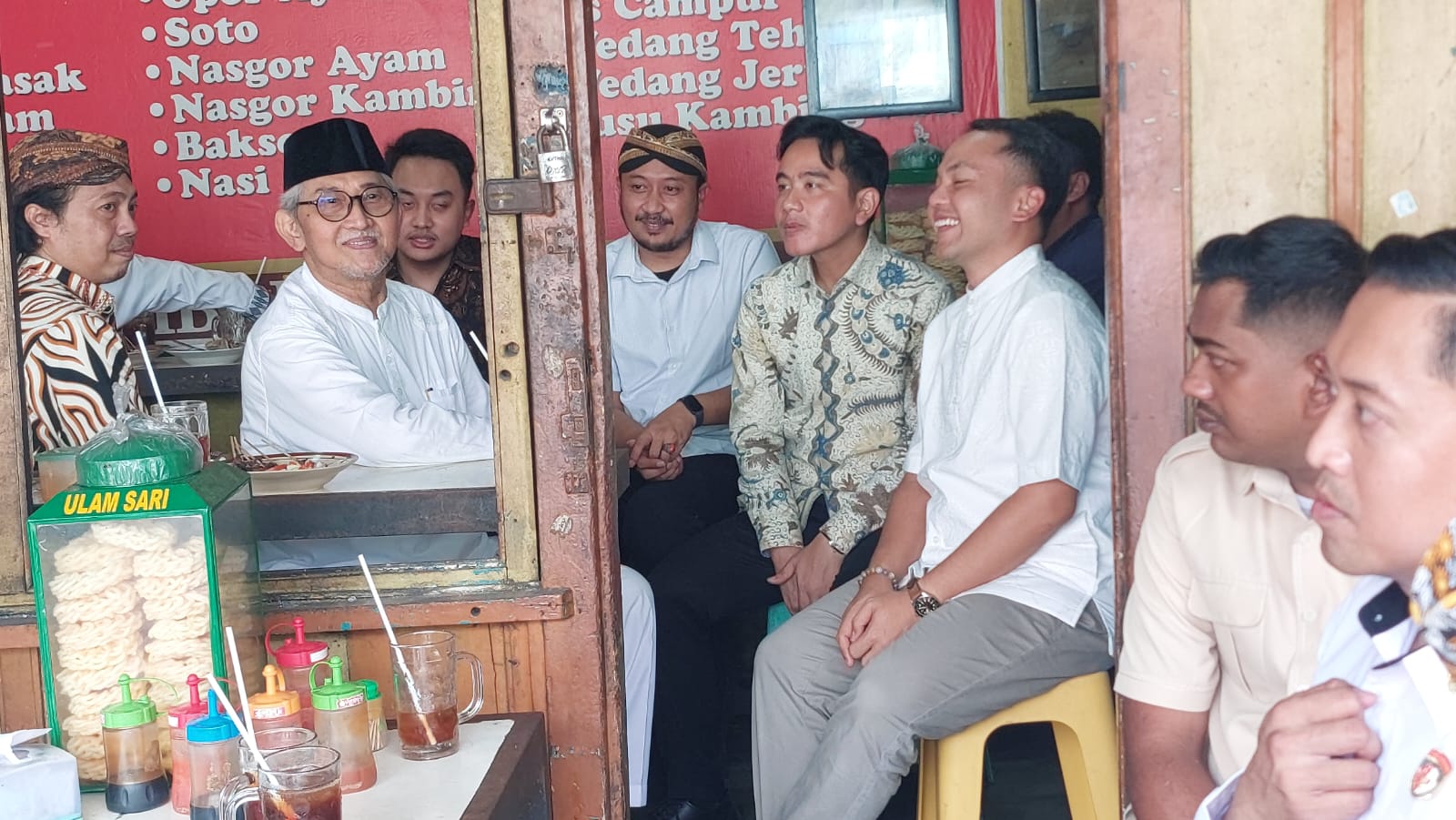 Wapres Gibran Rakabuming makan siang bareng KGPH Mangkubumi dan KGPH Purboyo di Pasar Klewer.