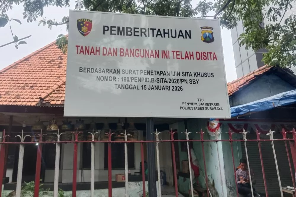 Penyidik Satreskrim Polrestabes Surabaya menyita tanah dan bangunan Kantor Ormas Madas.