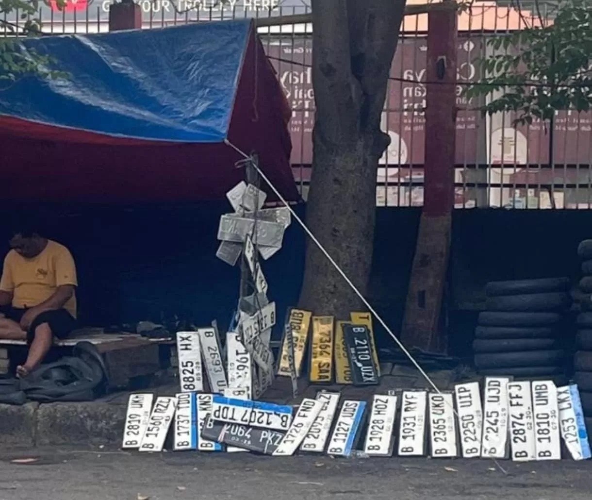 Tukang tambal ban di Kelapa Gading mengumpulkan pelat nomor yang hanyut saat banjir, namun meminta uang tebusan kepada pemilik aslinya dengan tarif mencekik.