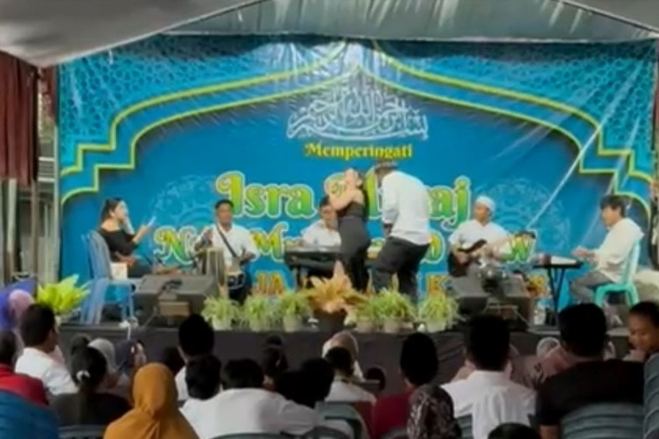 Hasil tangkapan layar video amatir yang memperlihatkan aksi biduan joget di acara Isra Miraj di Banyuwangi.