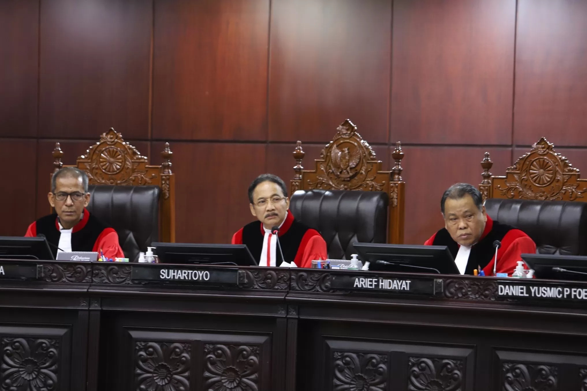 Ketua MK Suhartoyo (tengah) didampingi Hakim Konstitusi lainnya.