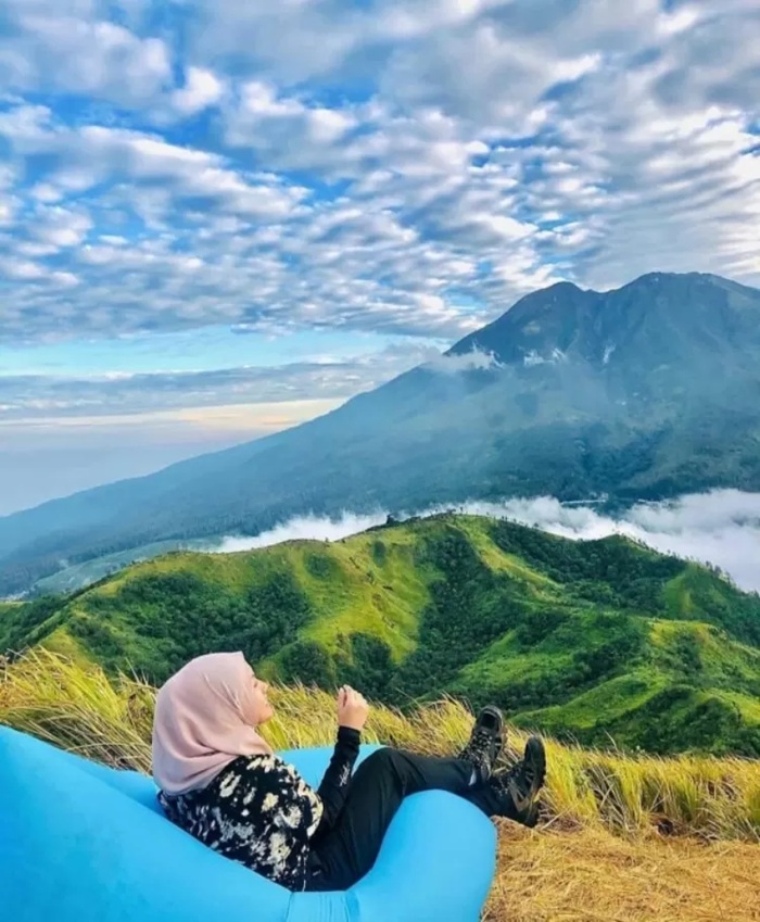 Bukit Mongkrang di lereng Gunung Lawu tak hanya menyuguhkan panorama alam memikat,