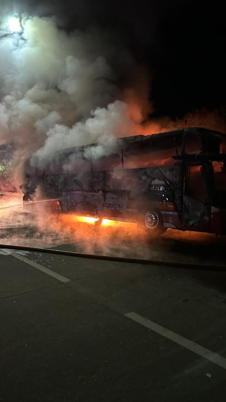 Bus Rosalia Indah terbakar hebat di Tol Solo&ndash;Ngawi KM 544 Sragen dini hari Senin (19/1/2026).