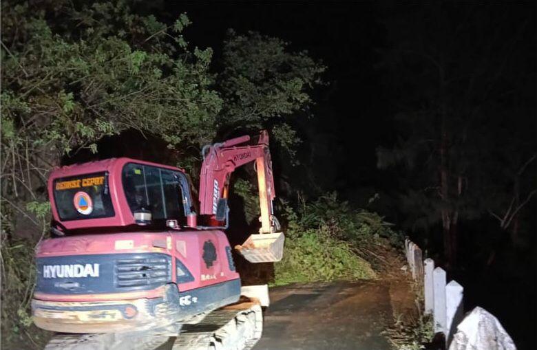 Hujan deras selama tiga hari menyebabkan longsor menutup jalur Selo&ndash;Gladagsari Boyolali.