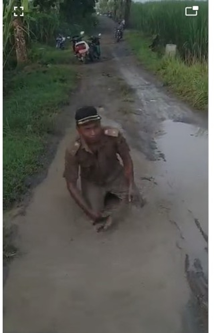 Aksi Kepala Desa Ngepringan mandi lumpur di jalan kabupaten Jenar, Sragen, menjadi simbol protes atas kerusakan jalan yang tak tersentuh perbaikan selama 24 tahun