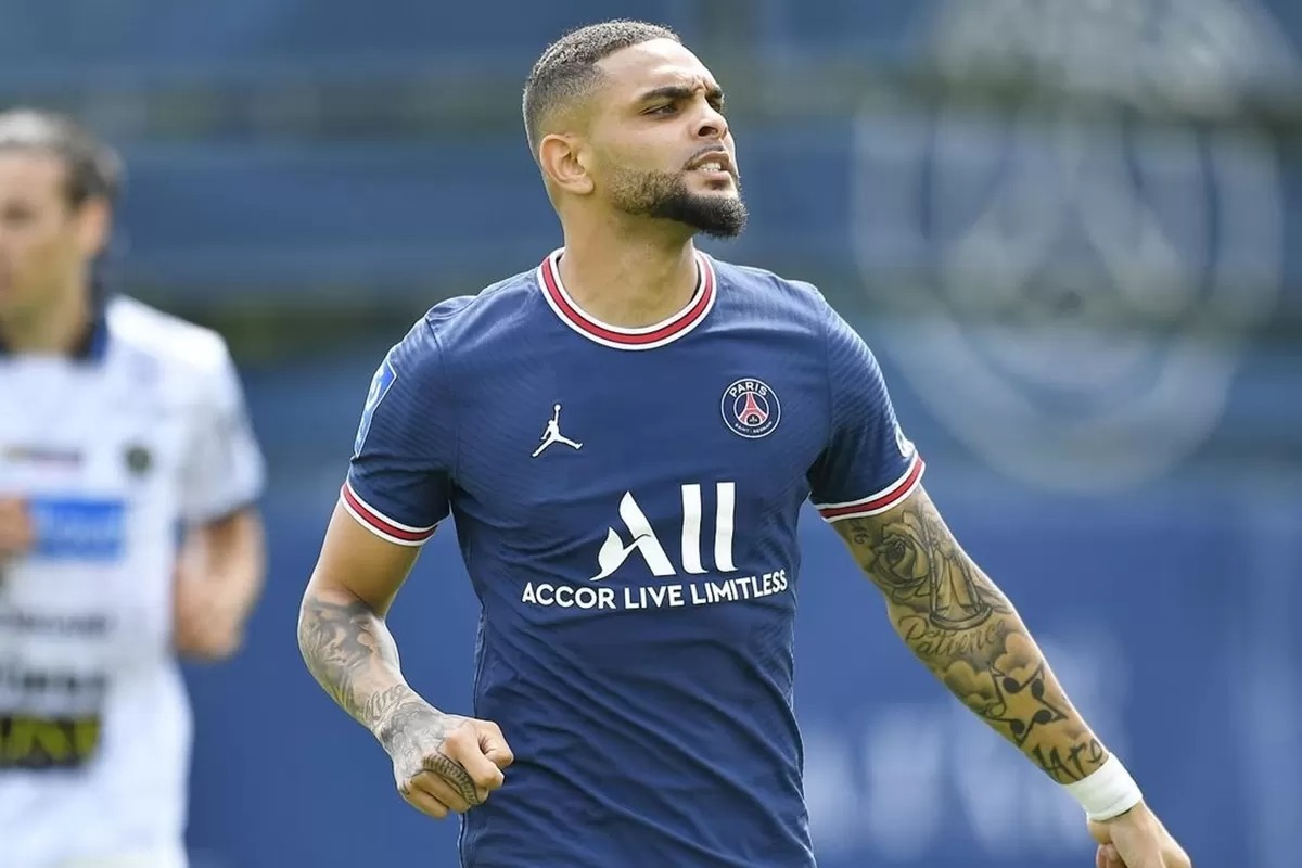 Layvin Kurzawa selangkah lagi gabung Persib Bandung, dan mantan pemain PSG itu akan tanda tangan kontrak Minggu ini.