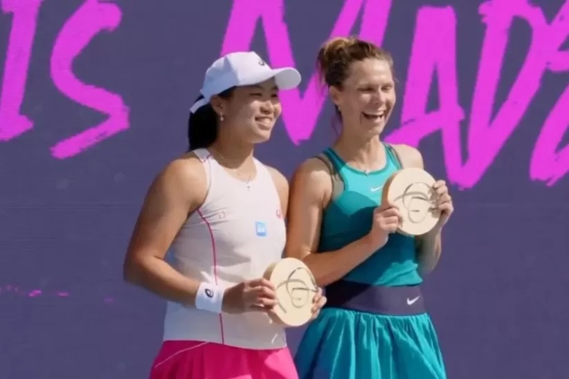 Janice Tjen (kiri) meraih gelar perdananya di 2026 dengan memenangkan Hobart International bareng petenis Polandia.