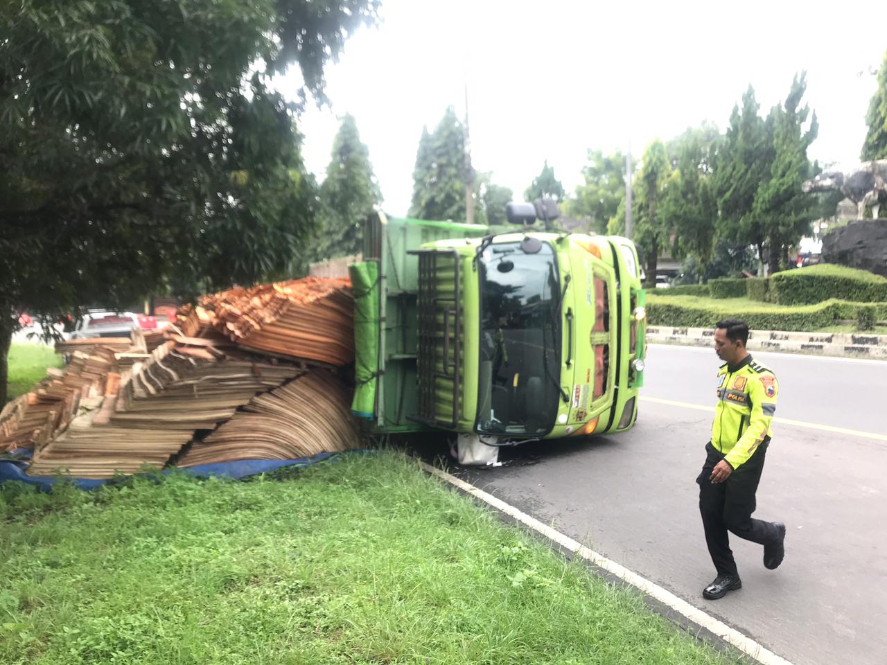 Sebuah truk bermuatan 25 ton lembaran triplek terguling di Jalur Lingkar Selatan (JLS) Boyolali, Rabu (21/1) dini hari.