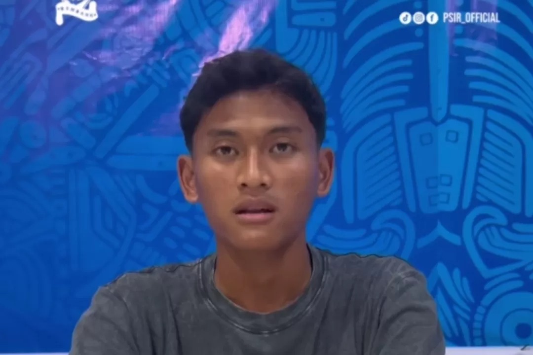 Kiper PSIR Rembang, Raihan Alfariq meminta maaf usai melakukan tendangan kungfu ke pemain Persikaba.