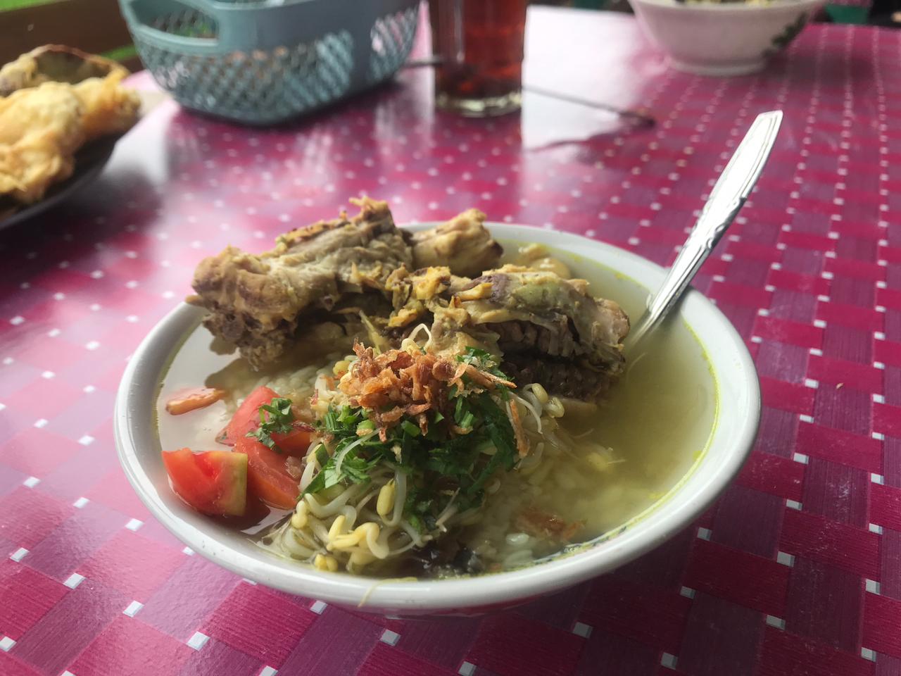 Soto Balungan Kin-Kin di Banyudono Boyolali hadir dengan kuah kuning gurih dan balungan ayam berdaging.