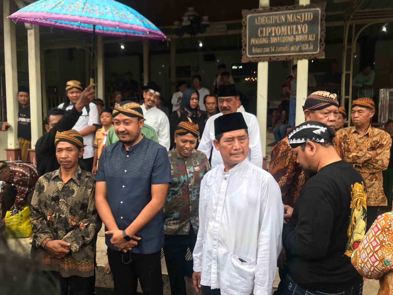 Pakubuwono XIV Hangabehi melaksanakan sholat Jumat di Masjid Cipto Mulyo Pengging Boyolali sebagai upaya nguri-uri masjid peninggalan Keraton Surakarta.