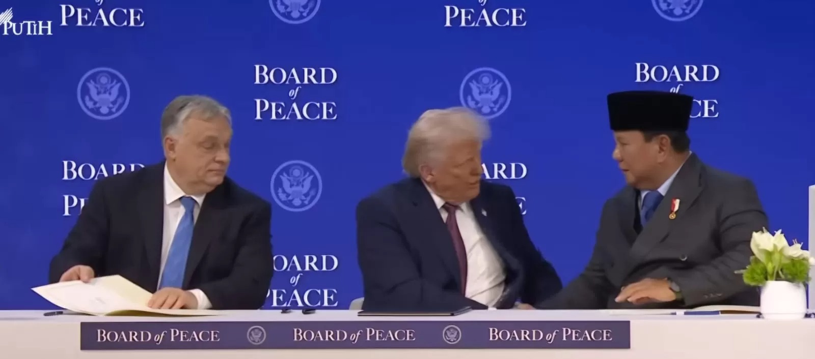 Presiden Amerika Serikat (AS) bersalaman dengan Presiden RI Prabowo Subianto dalam penandatanganan piagam perdamaian Board of Peace Charter oleh para pemimpin negara di Davos, Swiss, Kamis (22/1/2026)