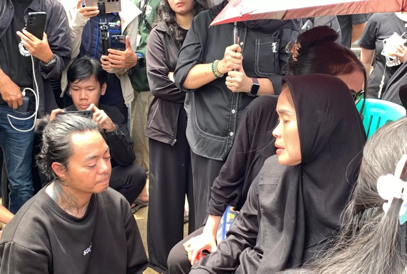Reza Arap terlihat berbincang dengan ibunda Lula Lahfah, Tatu Yulyanah, usai pemakaman di TPU Rawa Terate, Cakung, Jakarta Timur.