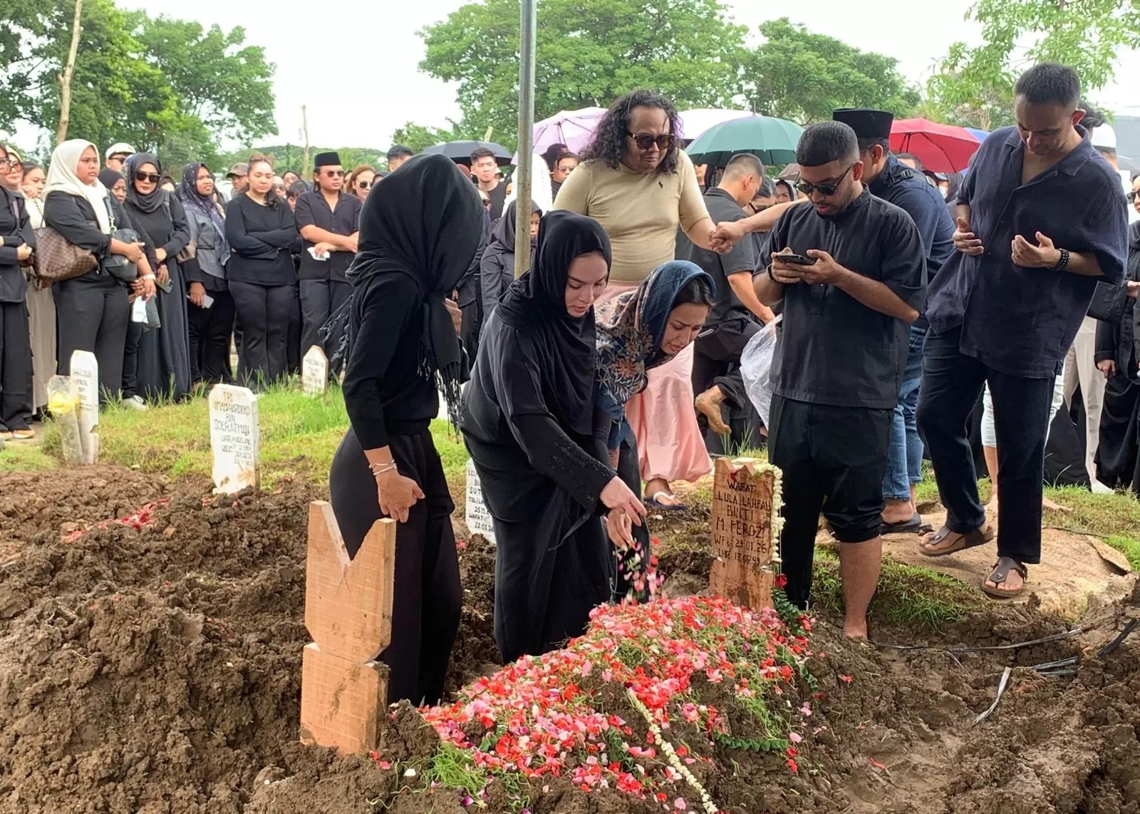Prosesi pemakaman selebgram Lula Lahfah dihadiri keluarga hingga para sahabat.