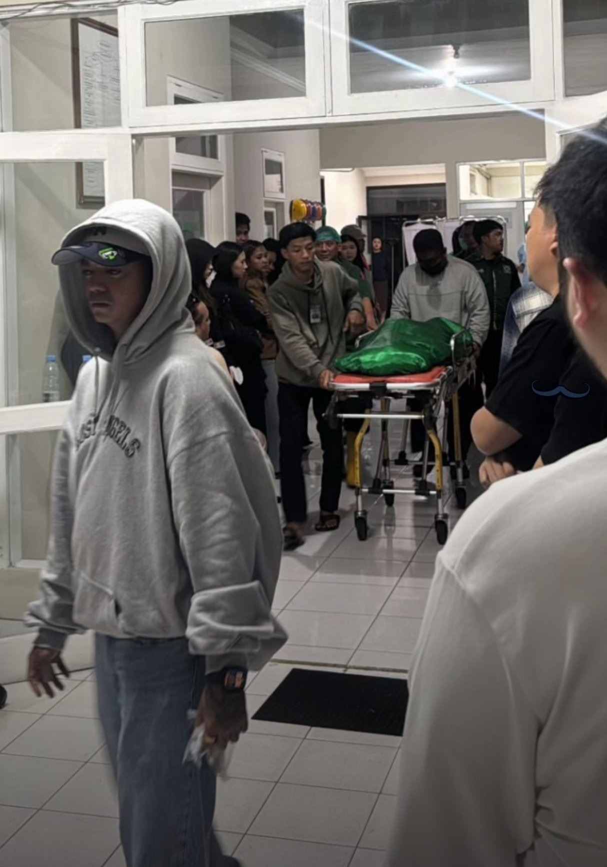 Reza Arap saat hadir di setiap proses pemakaman Lula Lahfah.