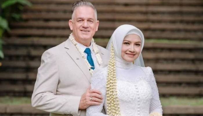 Tina Talisa Resmi Menikah Lagi dengan Karl Hutchinson.
