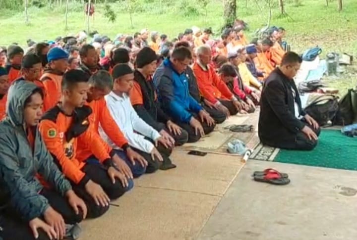 Tim SAR & Takmir Gondosuli gelar Salat Istianah di Bukit Mongkrang demi temukan Yazid&nbsp;Ahmad Firdaus, pendaki asal Gawanan, Colomadu, yang hilang, Senin&nbsp;(26/1/2026).