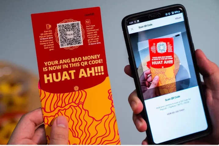 Cara memberi angpao di era digital, menggunakan QR Code untuk angpao tanpa ribet.