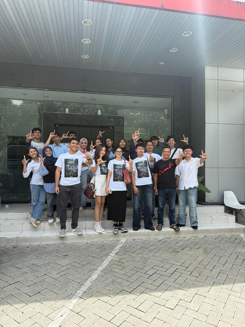 Pemeran fil Dukun Magang ketika berkunjung ke kantor Redaksi Radar Solo Sabtu (24/1).