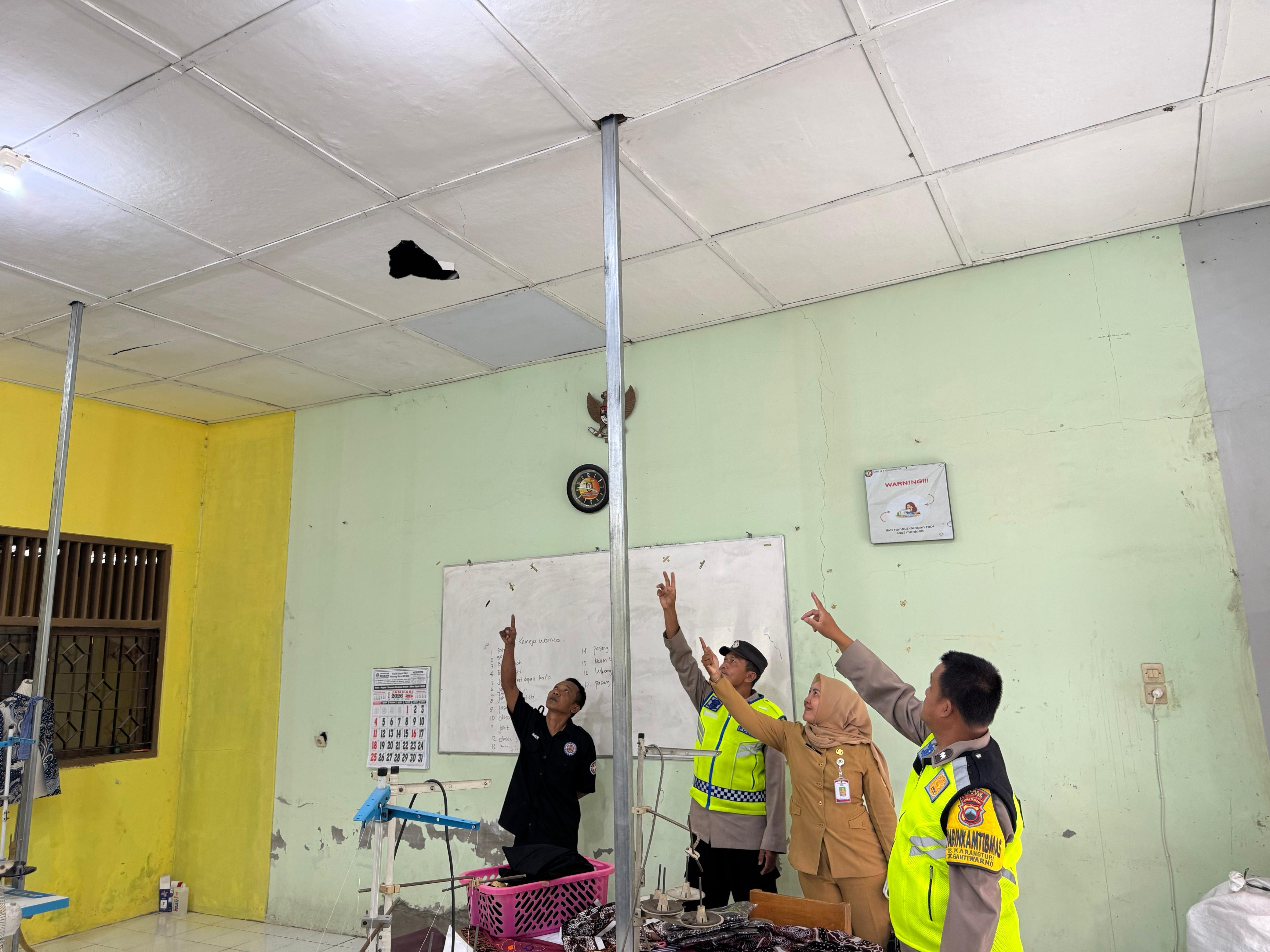Gempa Magnitudo 4,4 mengguncang Klaten. SMK N 1 Gantiwarno mengalami kerusakan, siswa dipulangkan lebih awal, dua warga terluka akibat runtuhan genteng.