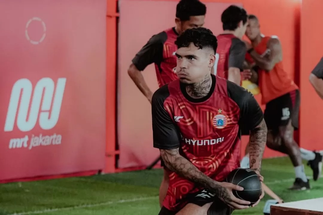 Shayne Pattynama menanggapi dengan santai kritikan yang menghampiri dirinya usai bergabung dengan Persija Jakarta.