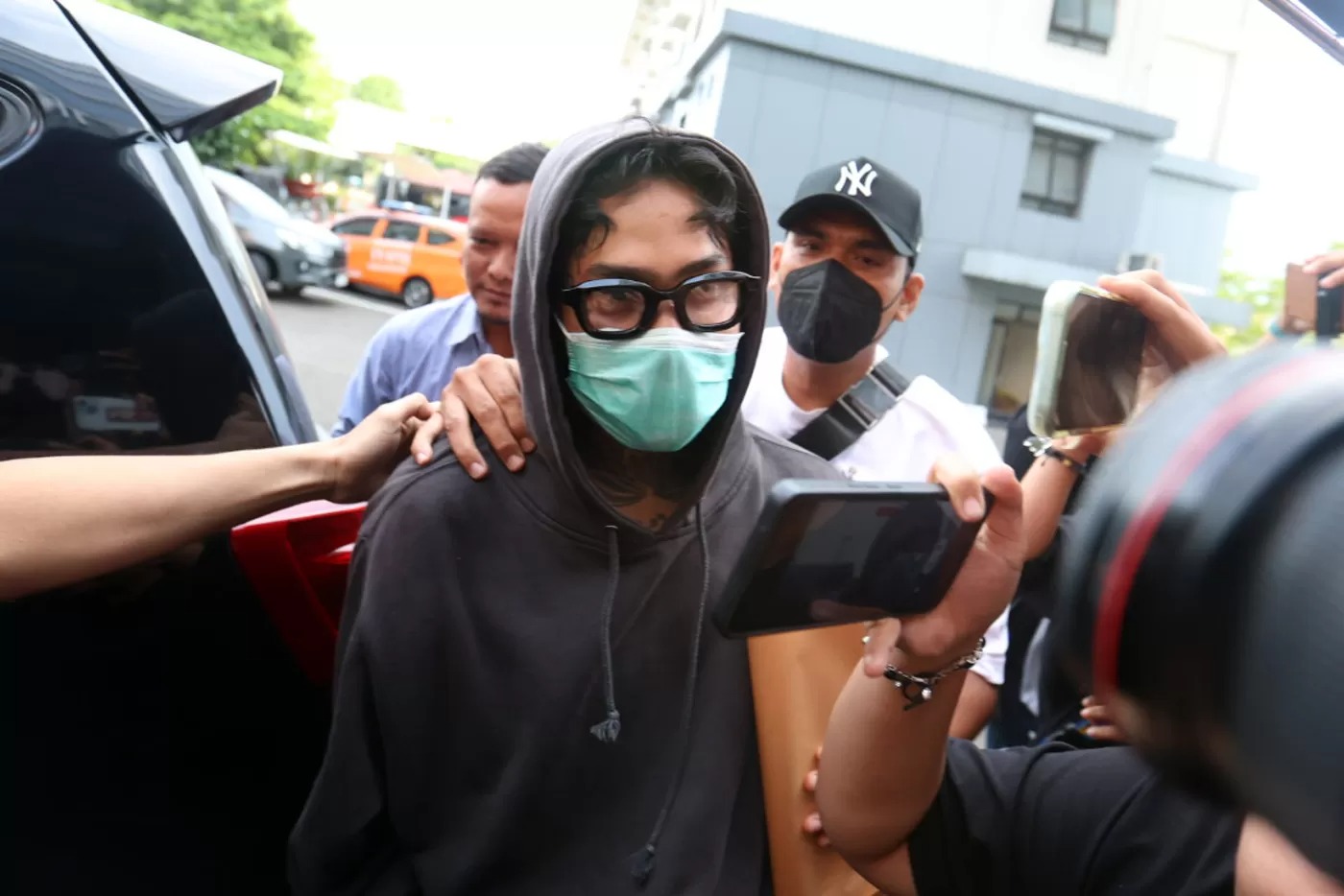 Artis Leonardo Arya alias Onad kembali ke Polres Metro Jakarta Barat usai mengikuti asesmen Badan Narkotika Nasional Provinsi (BNNP) DKI Jakarta, Senin (3/11/2025).