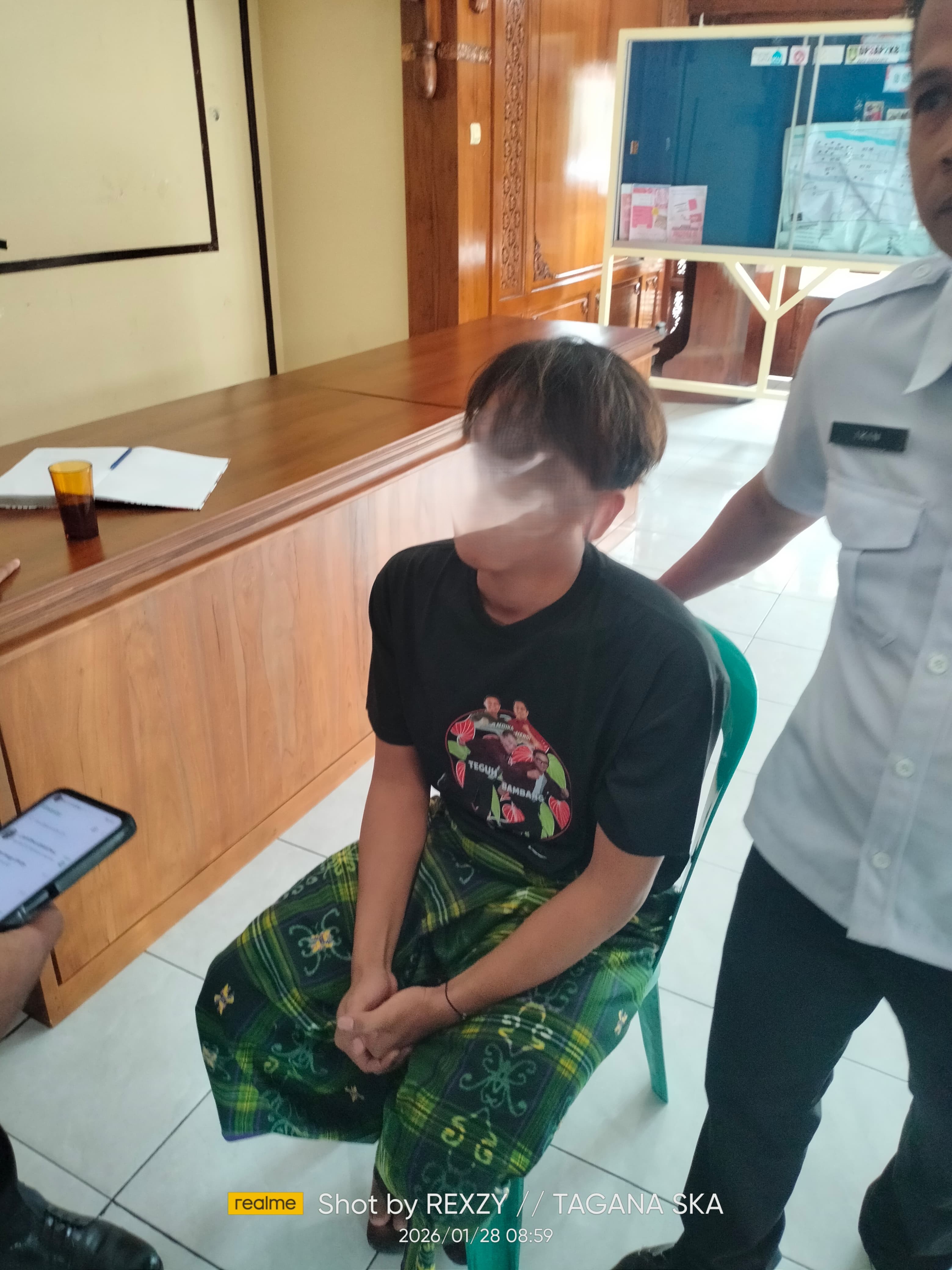 Dikira bunuh diri dengan melompat ke Kali Pepe di Bendungan Tirtonadi Solo, pemuda asal Rembang ini ternyata selamat dan ditemukan warga.