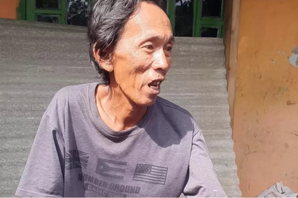 Nasib pilu menimpa seorang penjual es kue di Kemayoran. Pria bernama Sudrajat ini mengaku menjadi korban kekerasan oleh oknum.