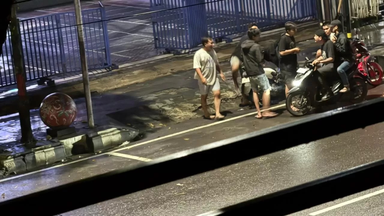Suasana di dekat hotel tempat tinggal tim Persik Kendal yang diteror oknum tak bertanggung jawab jelang laga lawan Persipur.