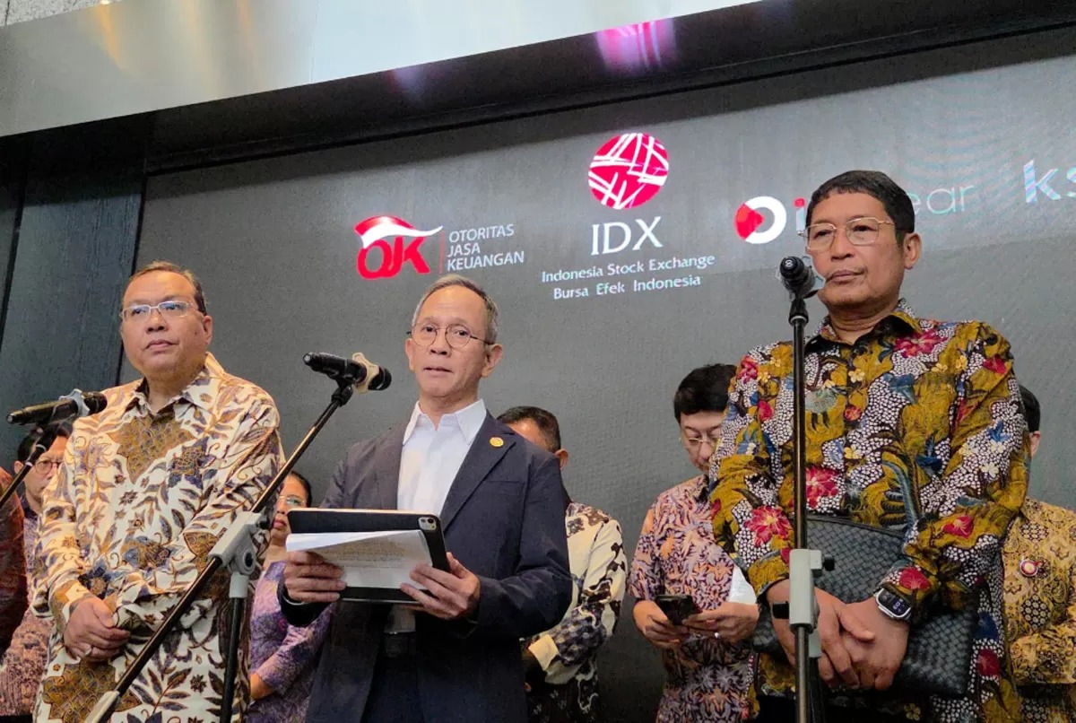 Ketua Dewan Komisioner OJK Mahendra Siregar, Dirut BEI Iman Rachman dan Kepala Eksekutif Pengawas Pasar Modal Inarno Djajadi di Gedung BEI, Jakarta, Kamis (29/1).