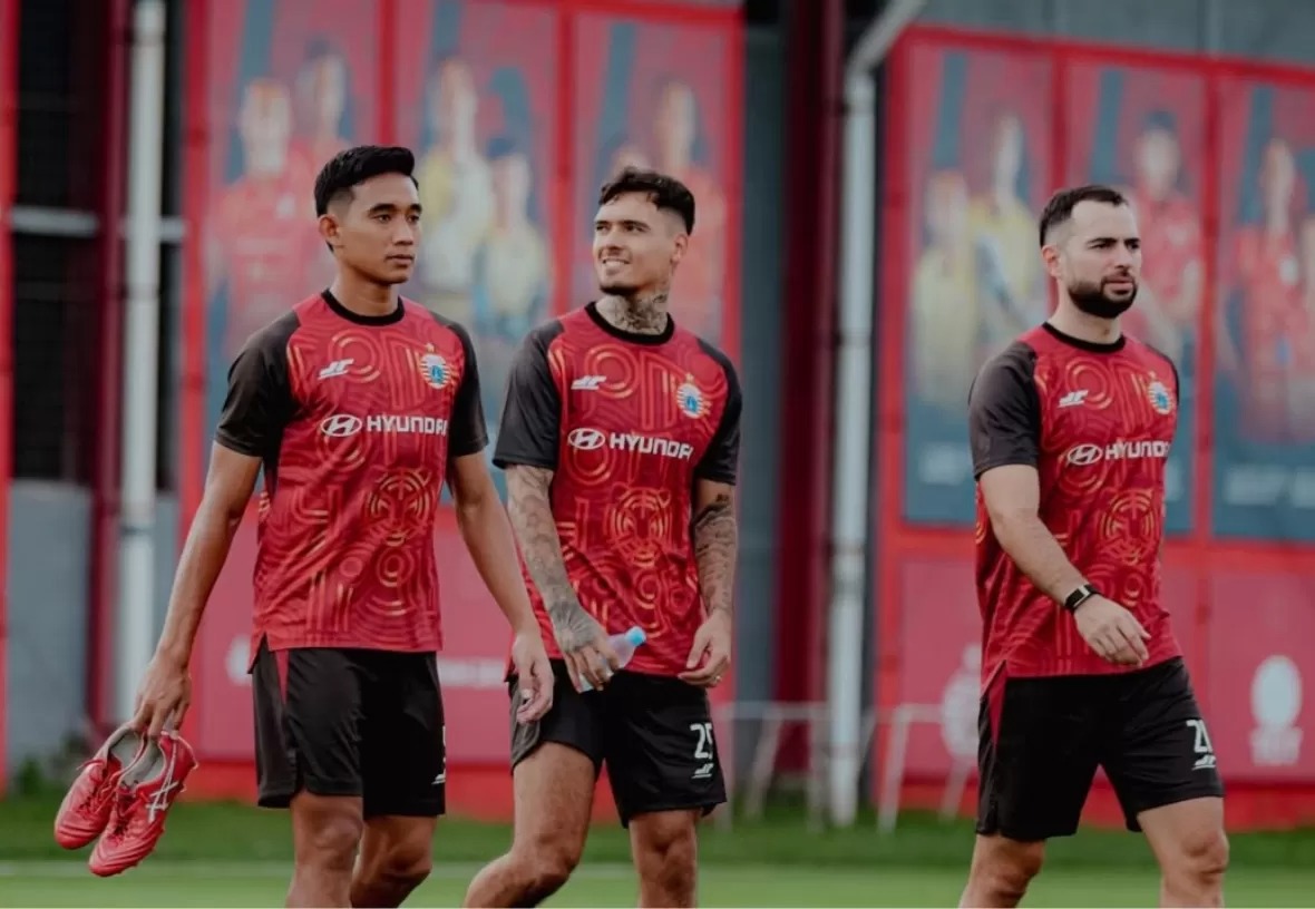 Shayne Pattynama akan memperkuat lini belakang Persija bersama Rizky Ridho (kiri) dan Jordi Amat.