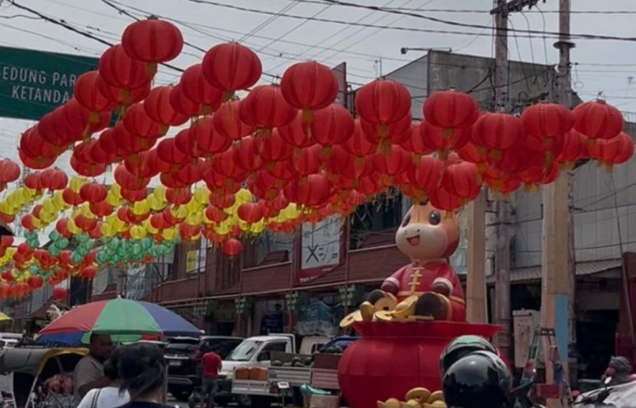 Ribuan lampion terpasang sepanjang jalan Kelenteng Tien Kok Sie