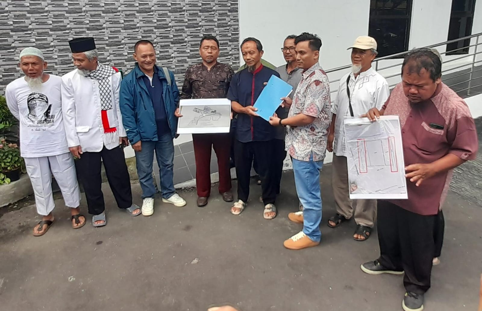 Warga Plesungan dan Karangturi melaporkan dugaan penyerobotan aset desa, jalan umum, dan alur sungai dalam proyek Hollyland ke Kejari Karanganyar.