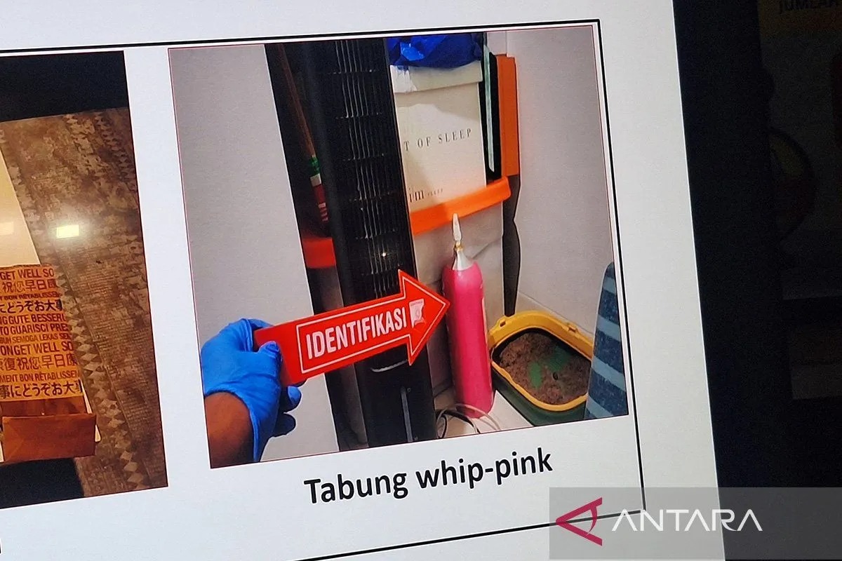 Polisi mengidentifikasi tabung gas medik nitrous oxide (N2O) terkait temuan tabung pink (whip pink) sebagai barang bukti kasus kematian pemengaruh (influencer) Lula Lahfah, Jakarta, Jumat (30/1/2026).