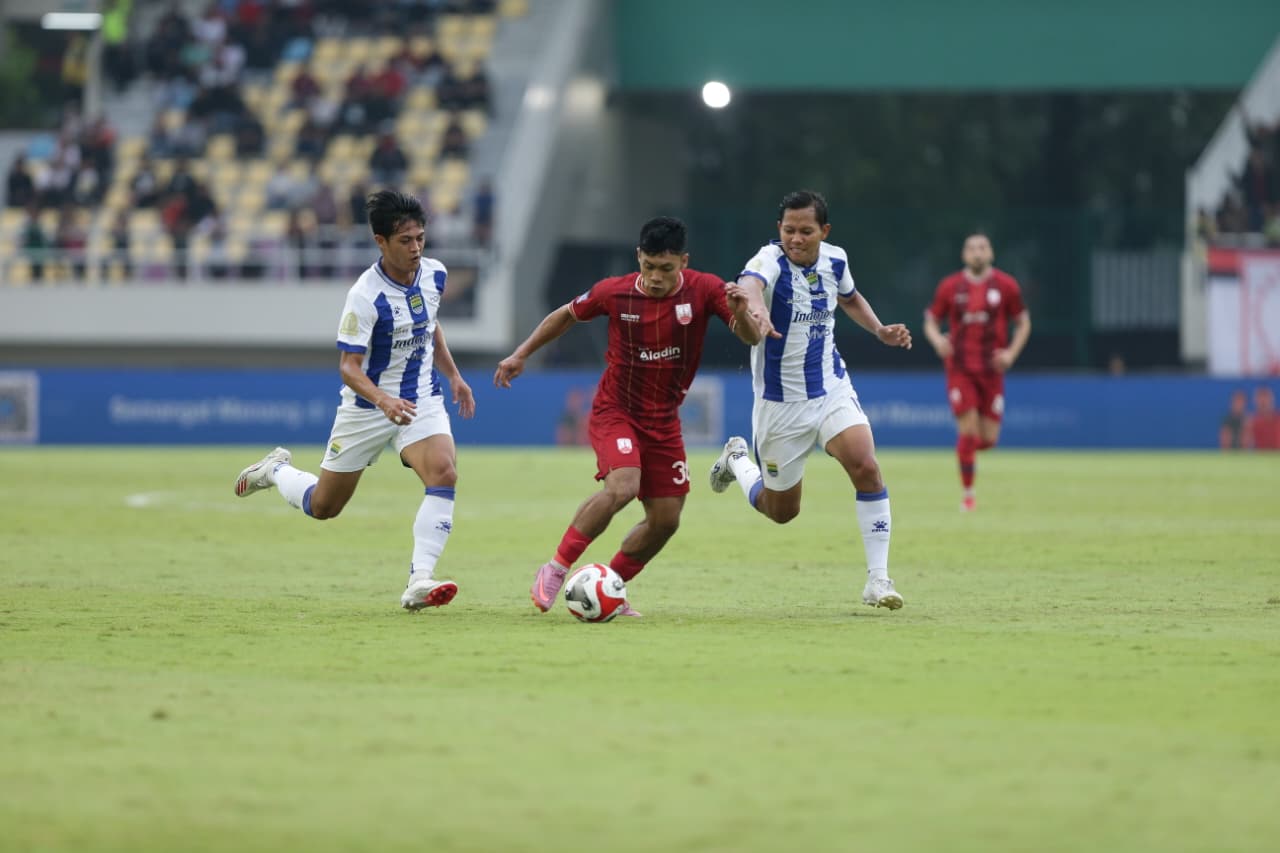 Persib Bandung tekuk Persis Solo 1-0 lewat gol Andrew Jung di Stadion Manahan, Sabtu (31/1/2026).