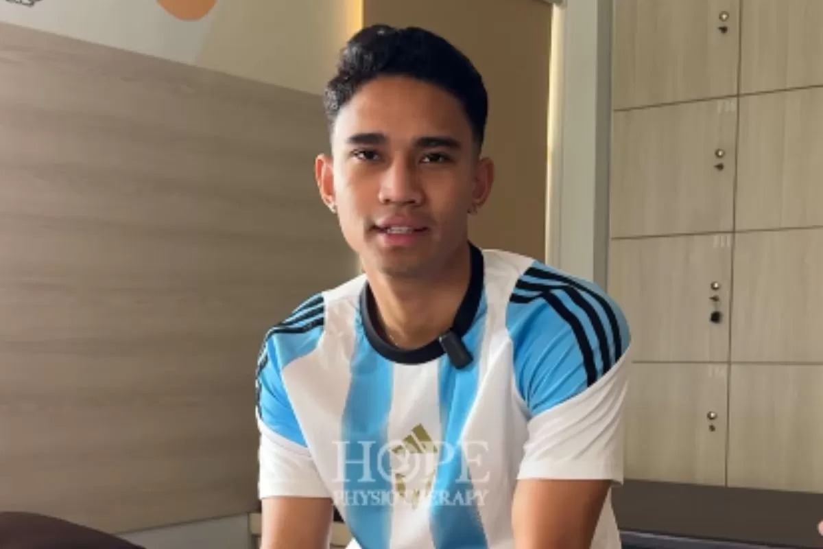 Marselino Ferdinan saat jalani pemulihan cedera di Surabaya.