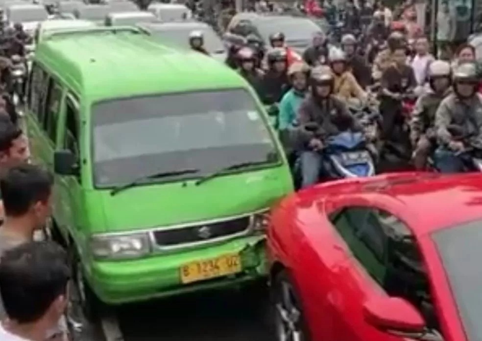 Video sebuah angkot berwarna hijau viral di media sosial lantaran menabrak mobil sport Ferrari.