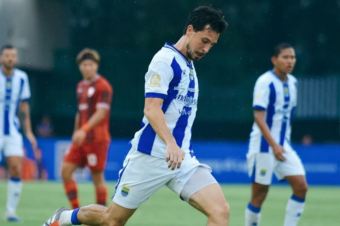 Aksi Thom Haye di laga Persib lawan Persis Solo.