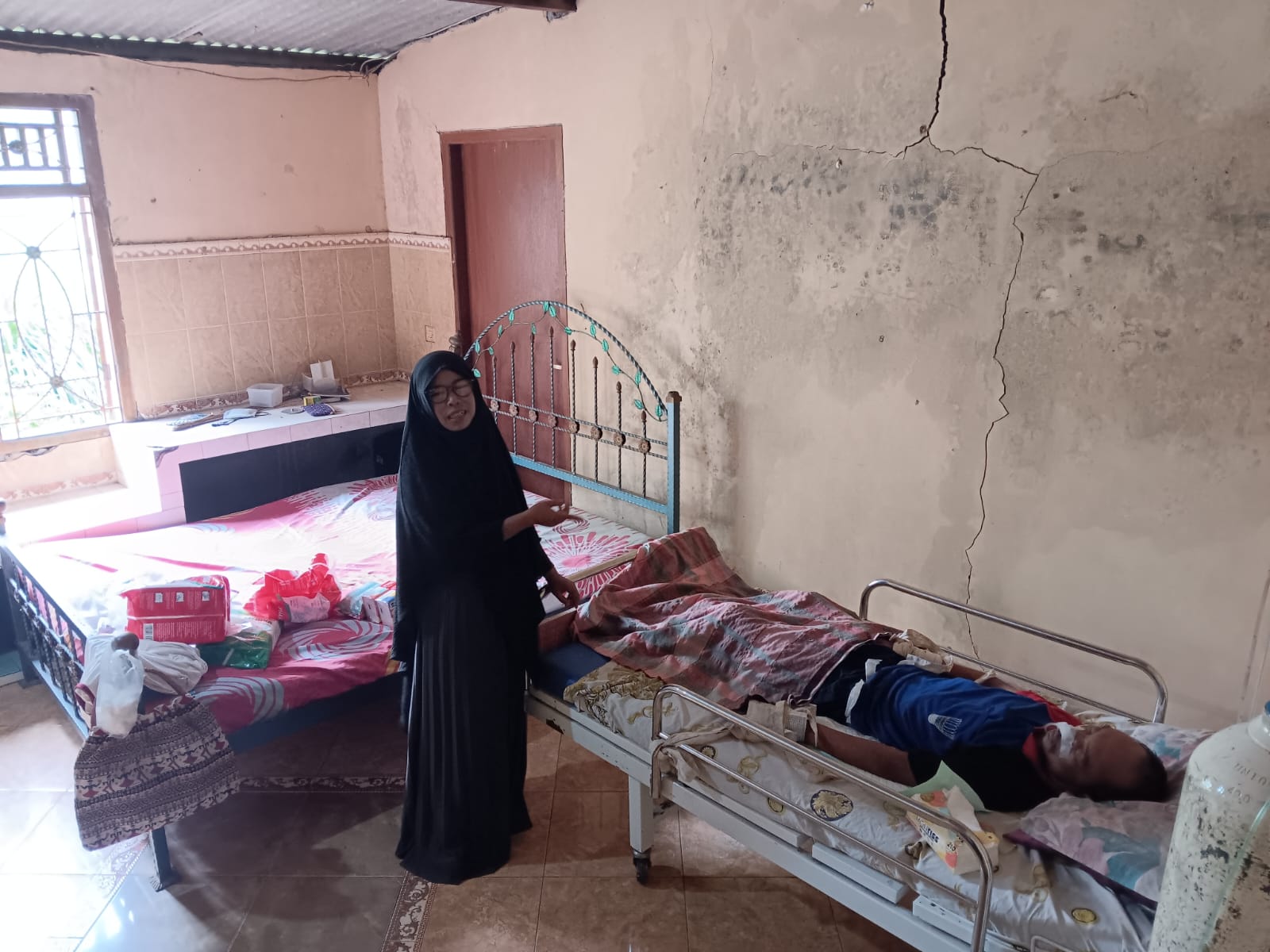 SOSIAL : Kisah mengharukan Titik Tiwuk, ibu rumah tangga di Klaten yang menyulap rumahnya menjadi tempat merawat ODGJ, pasien stroke, dan kanker tanpa biaya demi kemanusiaan.