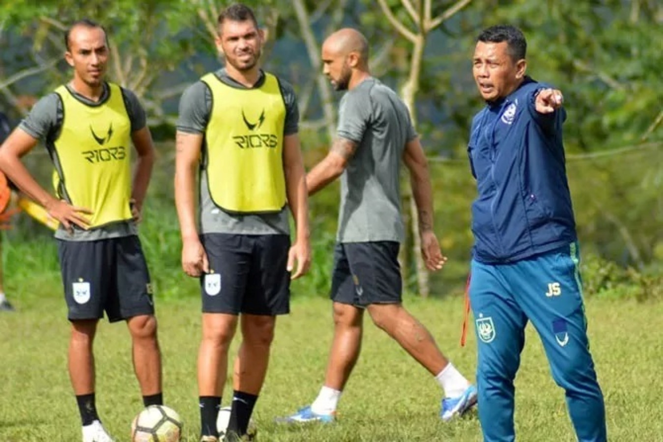 Jafri Sastra (kanan) saat memimpin latihan.