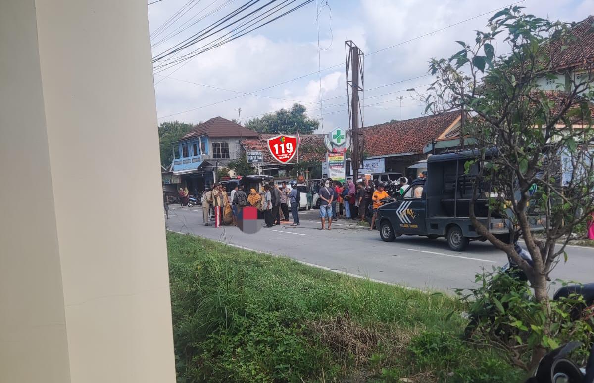 Kecelakaan maut terjadi di Jalan Gemolong&ndash;Sragen tepat di depan Puskesmas Tanon 2, mengakibatkan seorang remaja putri 19 meninggal dunia.